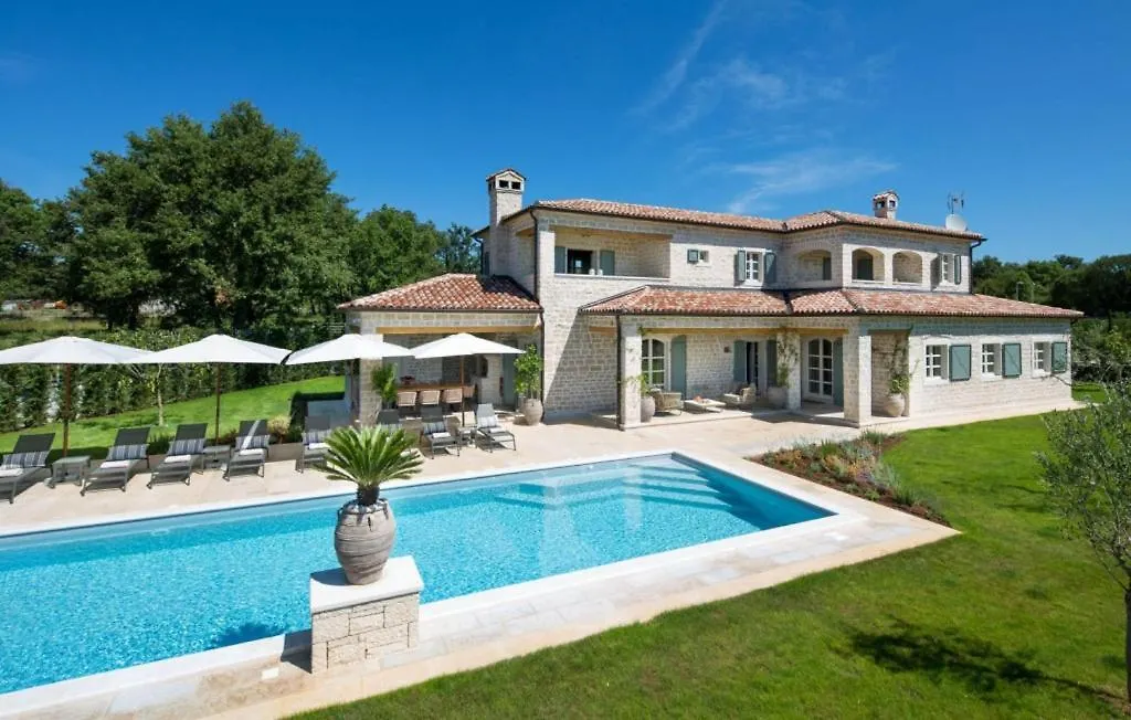 Beautiful Villa Nevia With Pool In Kanfanar